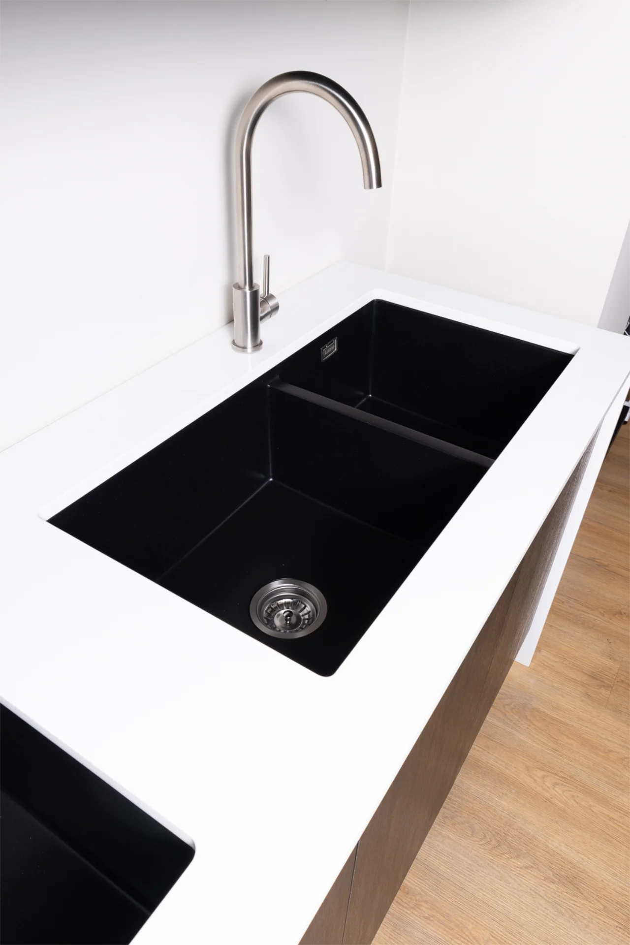 457/330 Kitchen Sink (Black Granite)