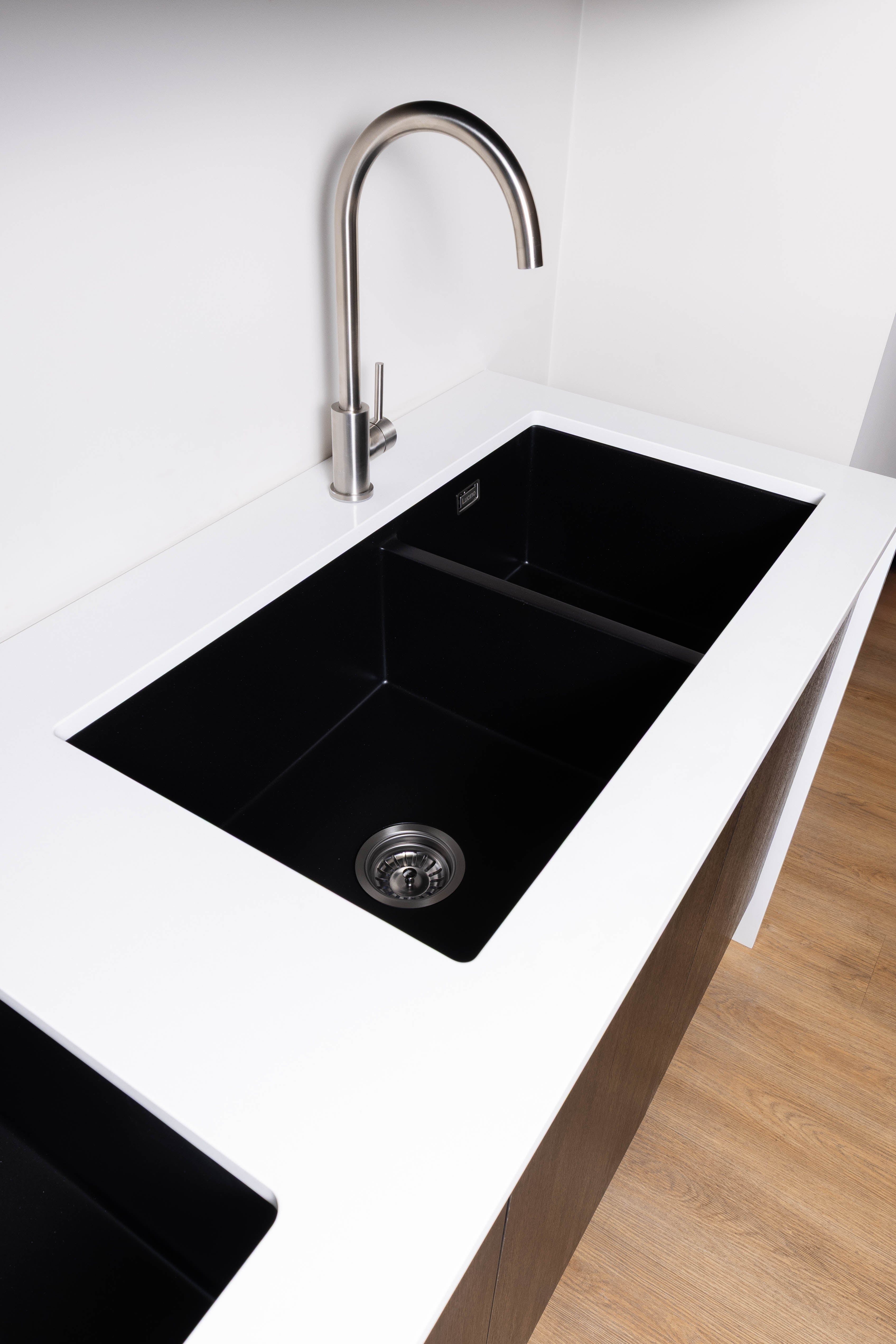 Tarawera 450/330 (Black Granite)